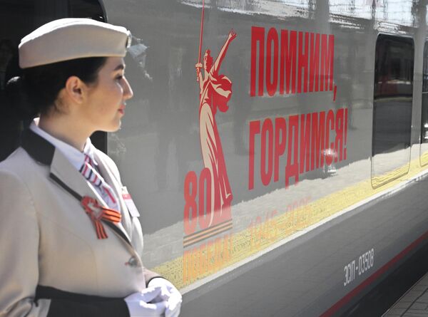 صورة لقطار فائق السرعة &quot;لاستوتشكا&quot;، يحمل علامة &quot;الذكرى الثمانين للنصر&quot;، في محطة سكة حديد بيلاروسكايا في موسكو. - سبوتنيك عربي