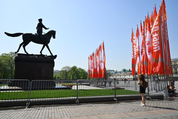 زينة يوم النصر في ساحة مانيجنايا أمام المتحف التاريخي في موسكو. - سبوتنيك عربي