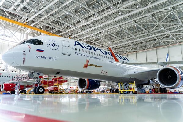 صورة لشعار الذكرى الثمانين للنصر على طائرة &quot;إيرباص&quot; في مجمع حظيرة &quot;إيروفلوت تكنيكس&quot; للطائرات. - سبوتنيك عربي