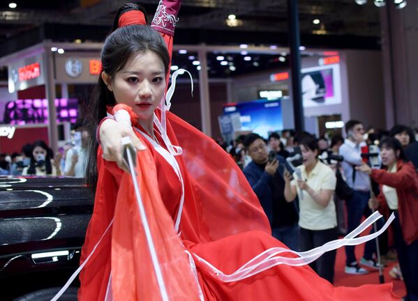 فتاة صينية تقدم عرضا بالسيف أثناء افتتاح معرض شنغهاي  للسيارات 2025.  - سبوتنيك عربي