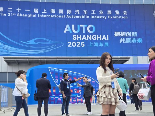 صورة تظهر استعداد الزوار لدخول المركز الوطني للمعارض والمؤتمرات في شنغهاي، لحضور الدورة الحادية والعشرين من معرض شنغهاي الدولي لصناعة السيارات (أوتو شنغهاي 2025). - سبوتنيك عربي