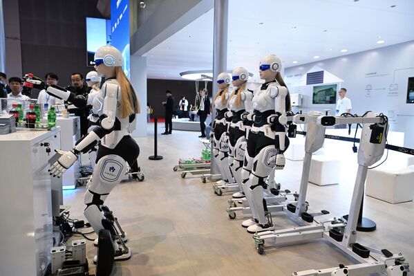 صورة لمركبات وروبوتات في جناح شركة "شيري" في معرض شنغهاي للسيارات 2025. - سبوتنيك عربي