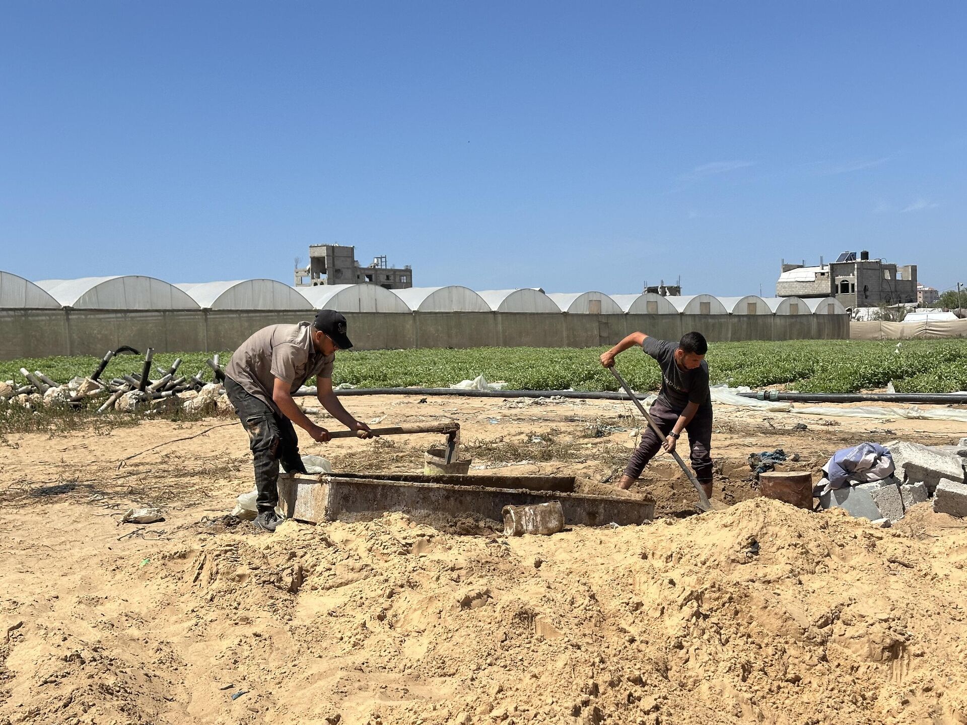 بناء قبور مجانية من ركام المنازل المدمرة في خان يونس جنوبي القطاع - سبوتنيك عربي, 1920, 24.04.2025