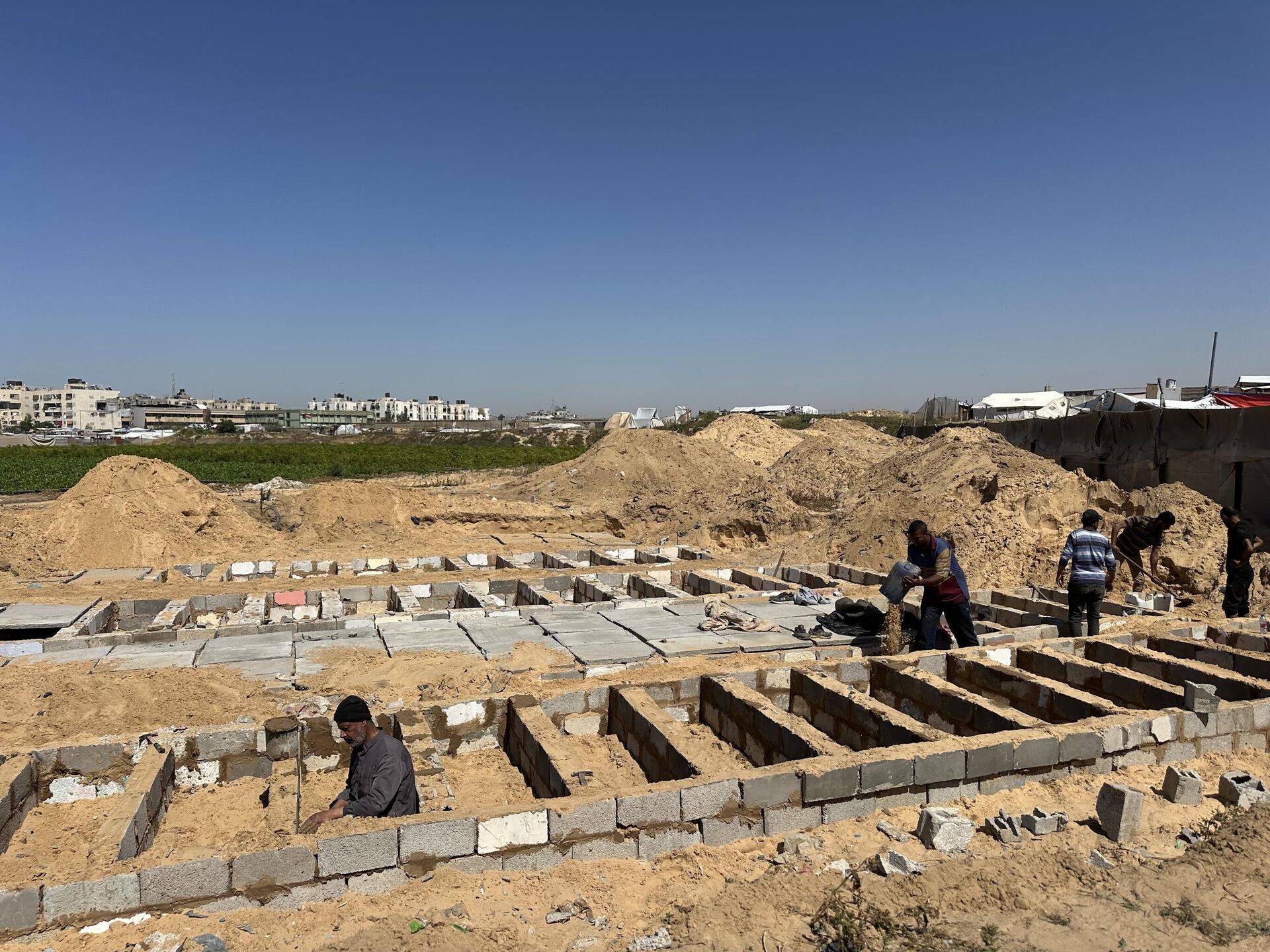 بناء قبور مجانية من ركام المنازل المدمرة في خان يونس جنوبي القطاع - سبوتنيك عربي, 1920, 24.04.2025