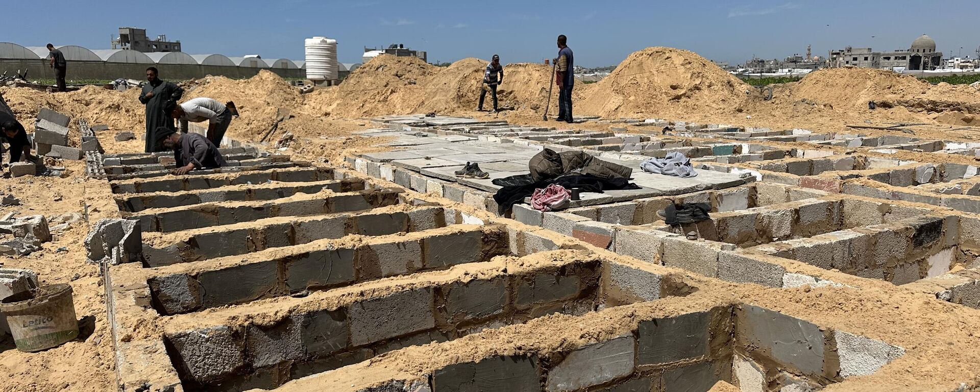 بناء قبور مجانية من ركام المنازل المدمرة في خان يونس جنوبي القطاع - سبوتنيك عربي, 1920, 25.04.2025