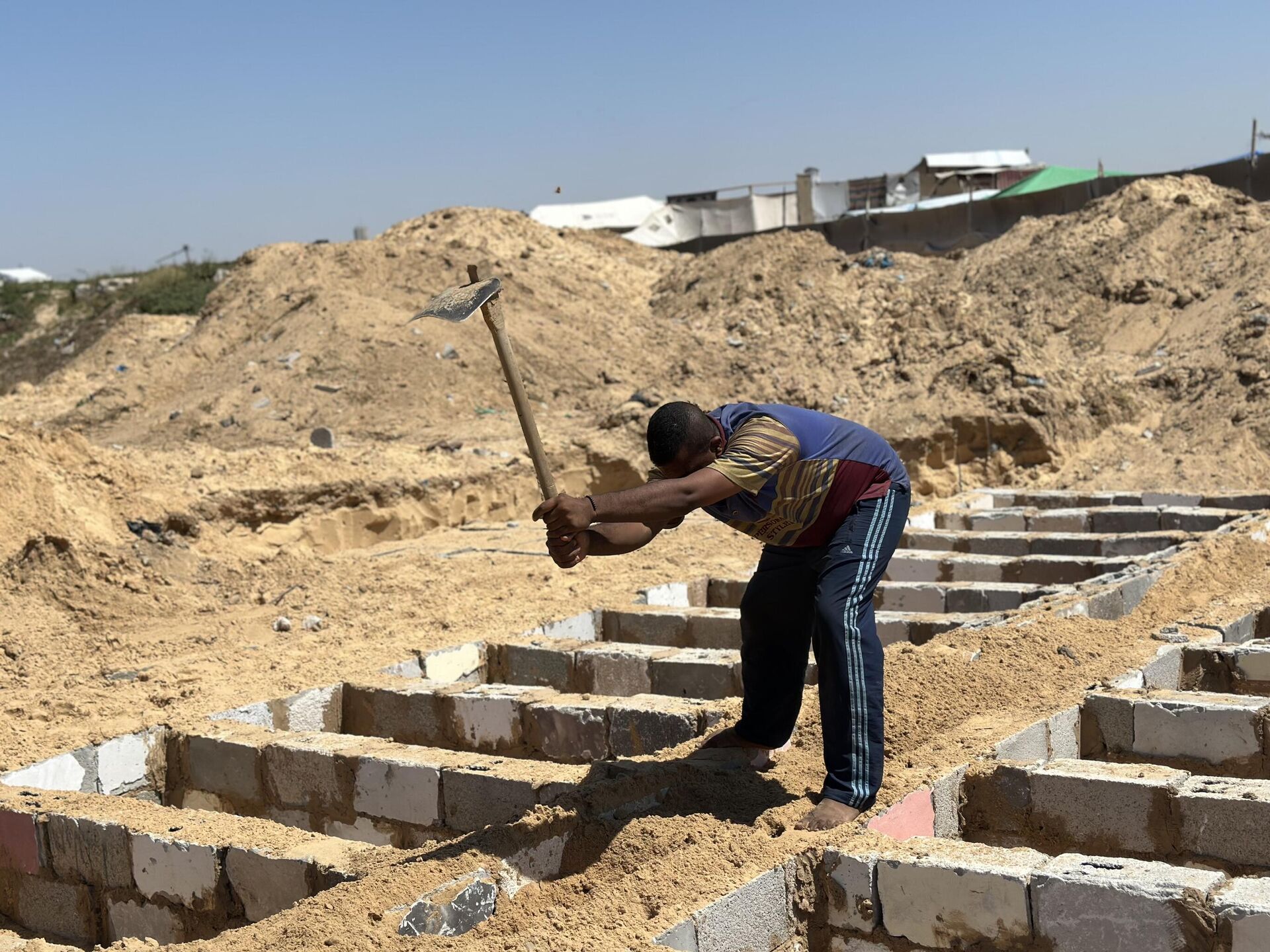 بناء قبور مجانية من ركام المنازل المدمرة في خان يونس جنوبي القطاع - سبوتنيك عربي, 1920, 24.04.2025