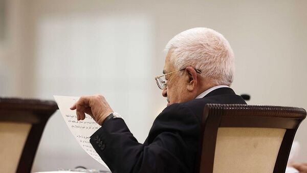 الرئيس الفلسطيني محمود عباس خلال اجتماع لمنظمة التحرير الفلسطينية - سبوتنيك عربي