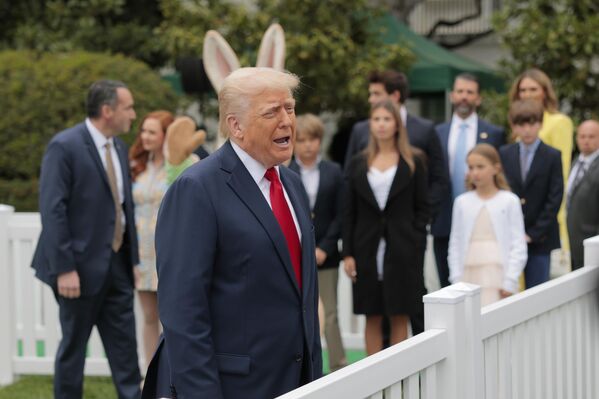 الرئيس الأمريكي دونالد ترامب، يتحدث إلى الصحفيين  في الحديقة الجنوبية للبيت الأبيض - سبوتنيك عربي