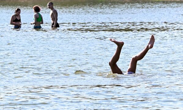 أشخاص يسبحون في بركة بمنتزه "سوكولنيكي" في العاصمة الروسية موسكو - سبوتنيك عربي