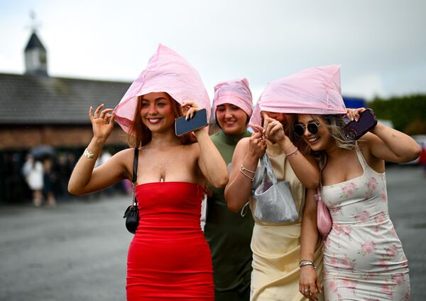 صورة للمشاركات في سباقات الخيول قبل انطلاق سباقات اليوم الثالث من مهرجان "فيري هاوس إيستر"، إنجلترا. - سبوتنيك عربي