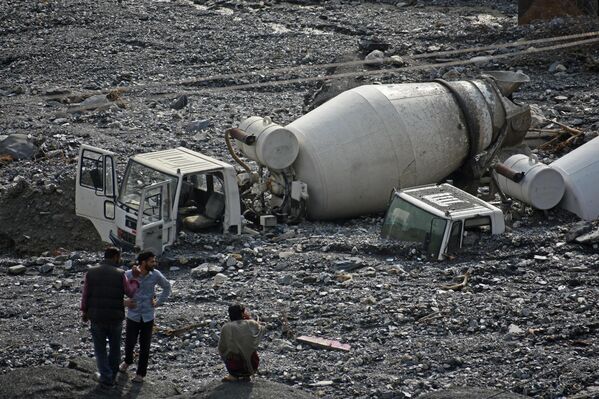 صورة لشاحنة مدفونة في التراب في منطقة رامبان بإقليم كشمير، بعد عاصفة سحابية عاتية تسببت في فيضانات مفاجئة وانهيارات أرضية. - سبوتنيك عربي