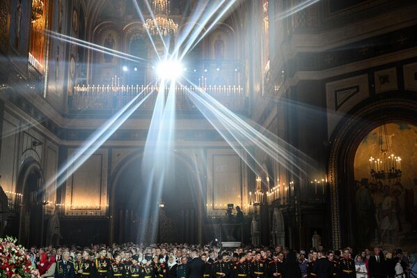 المصلون في قداس عيد الفصح في كاتدرائية المسيح المخلص في موسكو. - سبوتنيك عربي