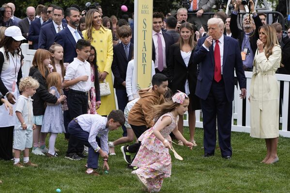 الرئيس دونالد ترامب، والسيدة الأولى ميلانيا ترامب، يطلقان صافرات سباق للأطفال خلال احتفالات عيد الفصح في البيت الأبيض. - سبوتنيك عربي