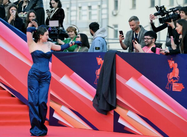 الممثلة والعارضة ألكسندرا كيسيليفا، على السجادة الحمراء قبل حفل ختام مهرجان موسكو السينمائي الدولي السابع والأربعين في سينما روسيا. - سبوتنيك عربي