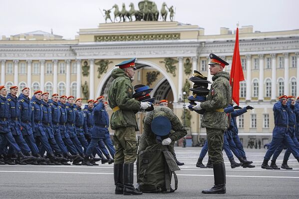 جنود حرس الشرف يرتدون القبعات بعد بروفة العرض العسكري ليوم النصر، الذي سيقام في ساحة "دفورتسوفيا" في 9 مايو/ أيار للاحتفال بمرور 80 عامًا على النصر في الحرب العالمية الثانية، في سانت بطرسبورغ، روسيا. - سبوتنيك عربي