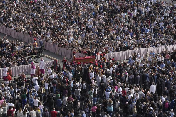 صورة لنقل جثمان البابا فرنسيس، عبر ساحة القديس بطرس إلى كاتدرائية القديس بطرس في الفاتيكان. - سبوتنيك عربي