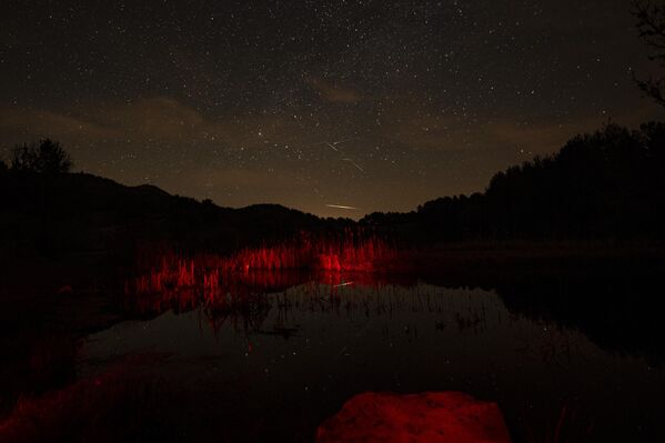 صورة لتساقط الشهب على جبل أوشاك في منطقة كيزيلجاهامام في أنقرة، تركيا. - سبوتنيك عربي