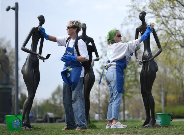 سكان مدينة موسكو يشاركون في حملة تنظيف حديقة "موزيون" خلال يوم التنظيف في موسكو. - سبوتنيك عربي