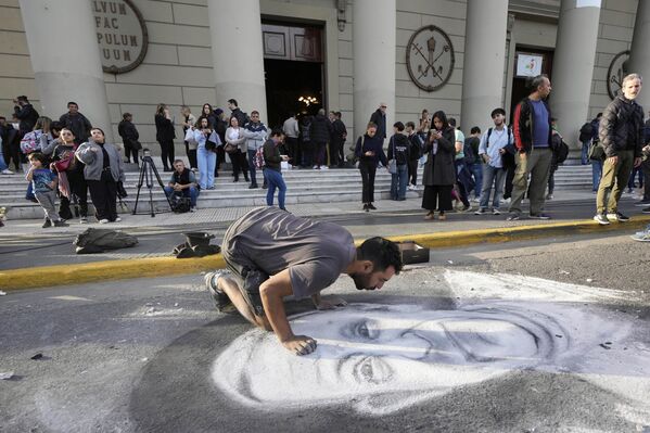 فنان يرسم صورة للبابا فرنسيس الراحل أمام الكاتدرائية في بوينس آيرس، الأرجنتين. - سبوتنيك عربي