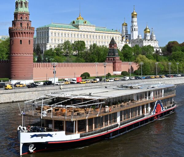 سفينة تتيح اكتشاف تاريخ موسكو العريق من خلال المرور في أماكن ذات طابع ثقافي وتراثي مميز. - سبوتنيك عربي