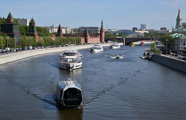 استعراض النقل النهري في اليوم الافتتاحي لموسم الملاحة النهرية الصيفي على طول جسر الكرملين في موسكو. - سبوتنيك عربي