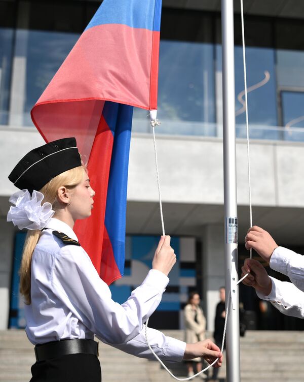 رفع العلم الروسي خلال فعاليات إطلاق موسم الملاحة النهرية الصيفي. - سبوتنيك عربي