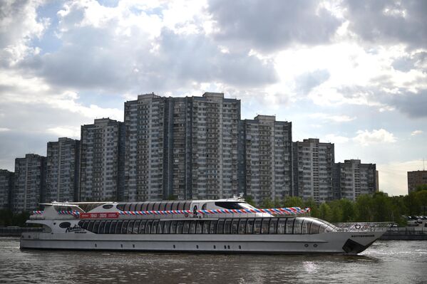 سفينة سياحية توفر جولة نهرية ساحرة عبر موسكو. - سبوتنيك عربي