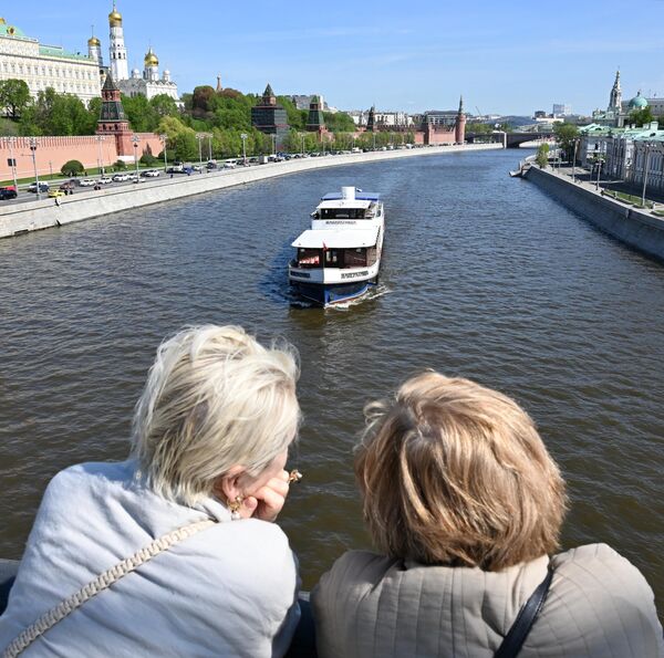 عودة موسم الرحلات النهرية الصيفية، يستقطب المارة على جسر الكرملين. - سبوتنيك عربي
