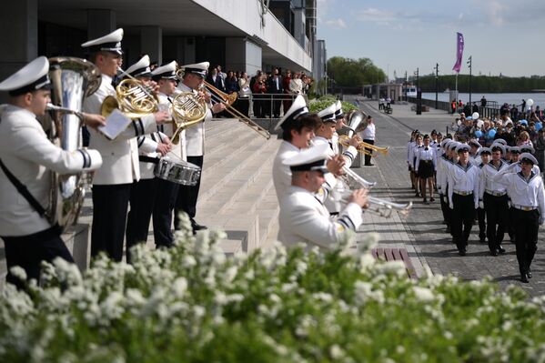 من فعاليات افتتاح  موسم الملاحة النهرية الصيفي في محطة يوجني (الجنوبية) النهرية في موسكو. - سبوتنيك عربي