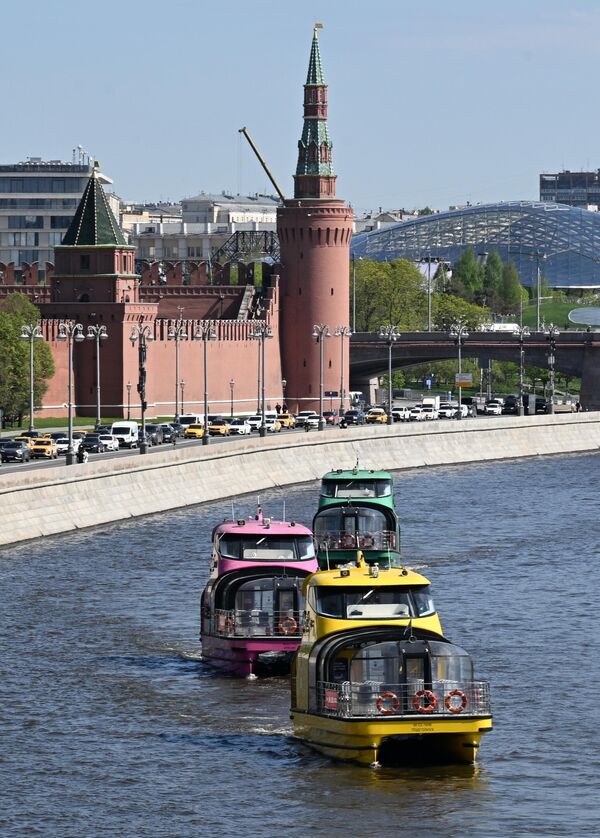 استعراض للنقل النهري على طول جسر الكرملين في موسكو. - سبوتنيك عربي