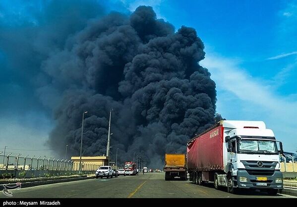 صورة تظهر ارتفاع أعمدة الدخان في صورة ملتقطة من خارج ميناء رجائي الإيراني بعد الانفجار.  - سبوتنيك عربي