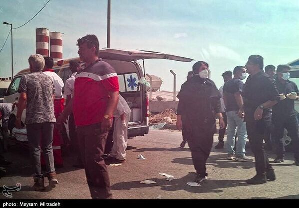 مشاهد توثق عمليات الإنقاذ وإسعاف المصابين بعد انفجار ميناء رجائي الإيراني.  - سبوتنيك عربي