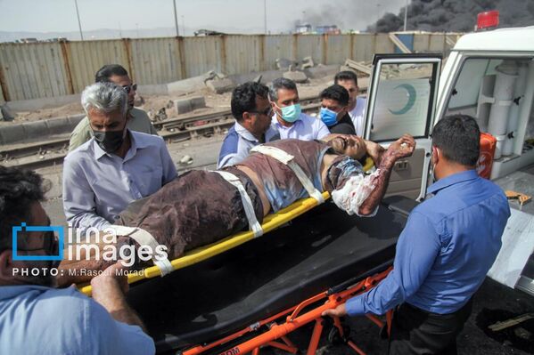 عمليات إسعاف أحد المصابين في انفجار ميناء رجائي في إيران.  - سبوتنيك عربي