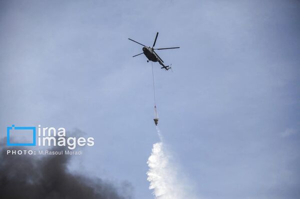 طائرة إيرانية تشارك في عمليات إخماد الحرائق في ميناء رجائي في إيران.  - سبوتنيك عربي