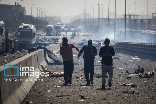 مواطنون يهربون من دائرة الخطر بعد انجار ميناء رجائي في إيران.  - سبوتنيك عربي