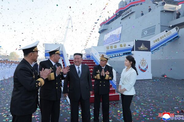 زعيم جمهورية كوريا الديمقراطية الشعبية كيم جونغ أون، برفقة طاقم المدمرة من الجيل الجديد التي تم إطلاقها حديثا. - سبوتنيك عربي