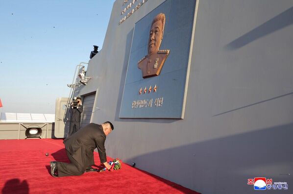 زعيم جمهورية كوريا الديمقراطية الشعبية كيم جونغ أون، يقوم بتدشين إطلاق المدمرة الجديدة. - سبوتنيك عربي