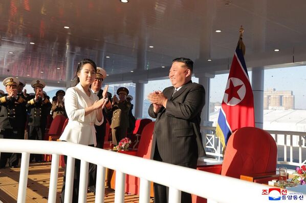 زعيم جمهورية كوريا الديمقراطية الشعبية كيم جونغ أون، يقوم بتدشين إطلاق المدمرة الجديدة. - سبوتنيك عربي