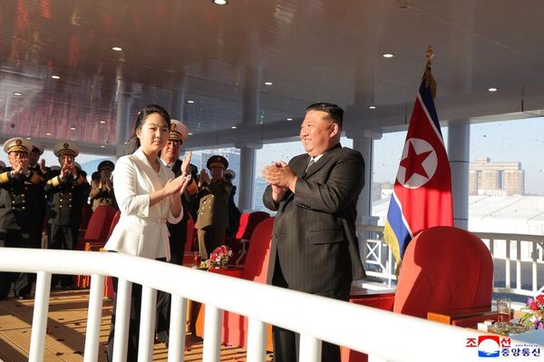 زعيم جمهورية كوريا الديمقراطية الشعبية كيم جونغ أون، يقوم بتدشين إطلاق المدمرة الجديدة. - سبوتنيك عربي