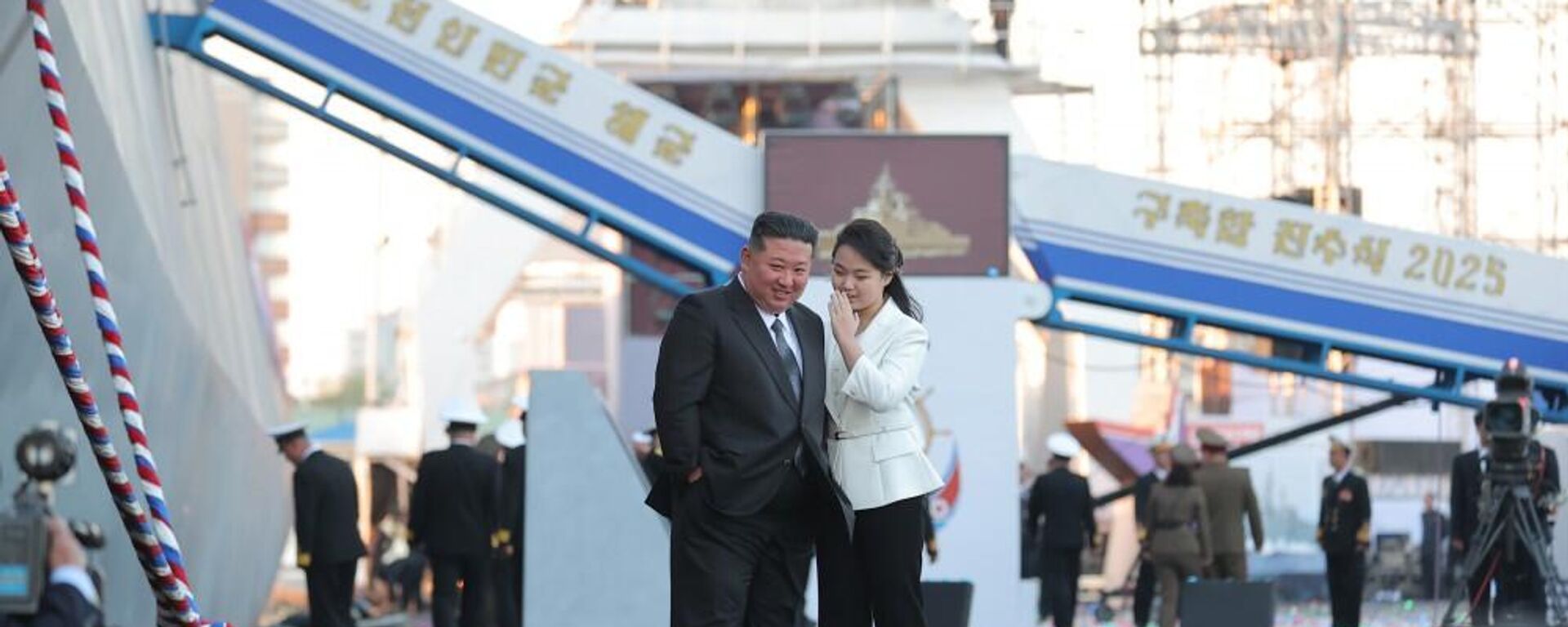 زعيم جمهورية كورية الديمقراطية كيم جونغ أون، برفقة عقيلته أثناء افتتاح انطلاق المدمرة الجديدة. - سبوتنيك عربي, 1920, 20.03.2026