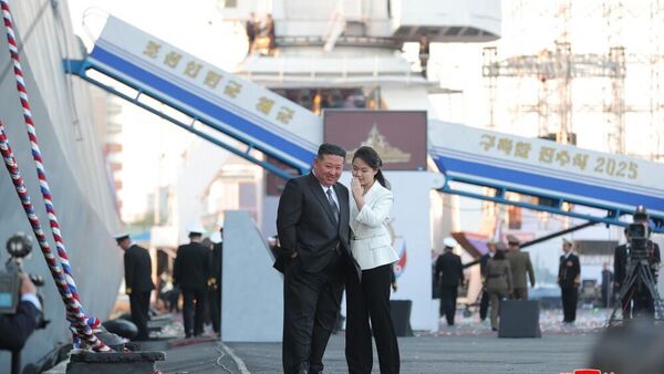 زعيم جمهورية كورية الديمقراطية كيم جونغ أون، برفقة عقيلته أثناء افتتاح انطلاق المدمرة الجديدة. - سبوتنيك عربي