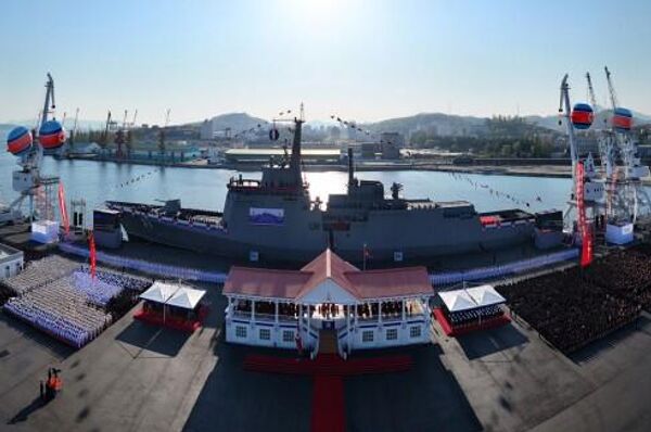 صورة جانبية تظهر المدمرة الجديدة وهي تتحضر للانطلاق. - سبوتنيك عربي