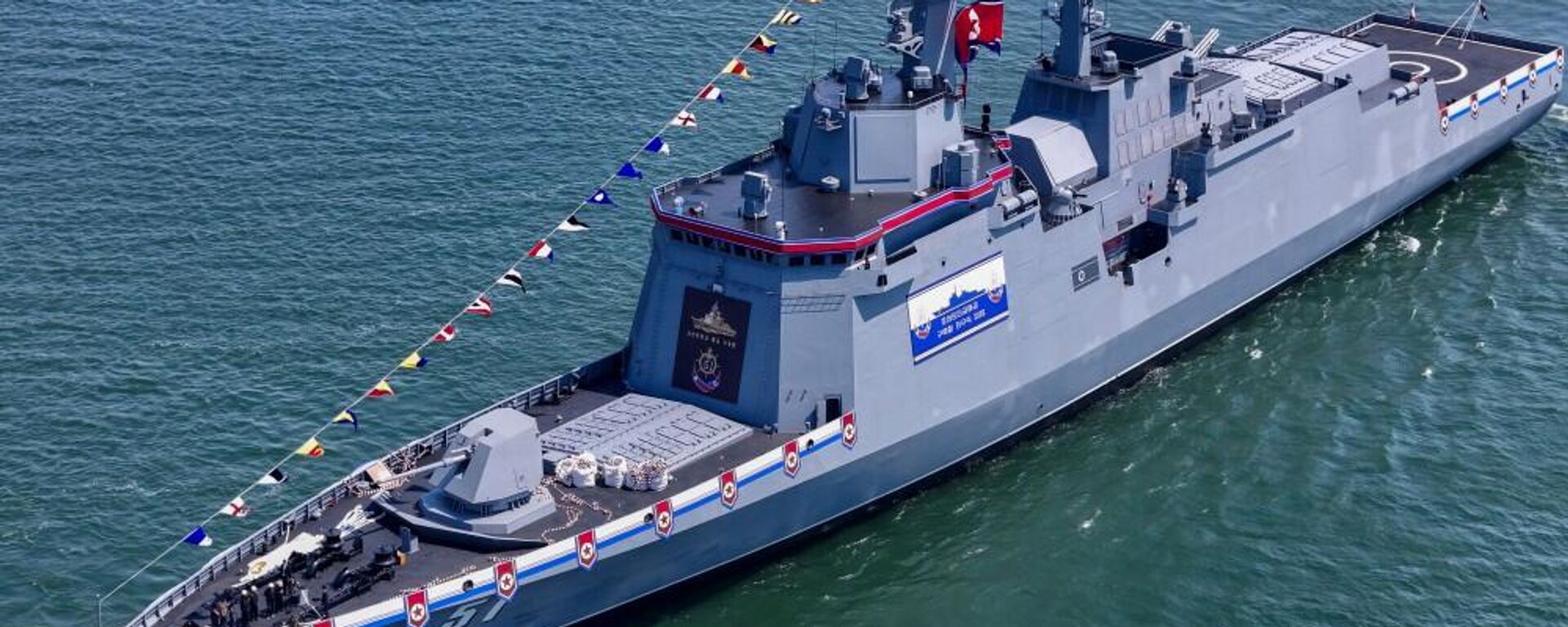 صورة جوية تظهر تحرك المدمرة الجديدة التي افتتح إطلاقها رئيس جمهورية كوريا الديمقراطية كيم جونغ أون.
 - سبوتنيك عربي, 1920, 22.05.2025