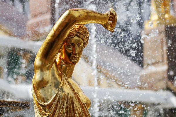 صورة تظهر تمثالا مطليا بالذهب في حديقة متحف "بيترهوف".   - سبوتنيك عربي