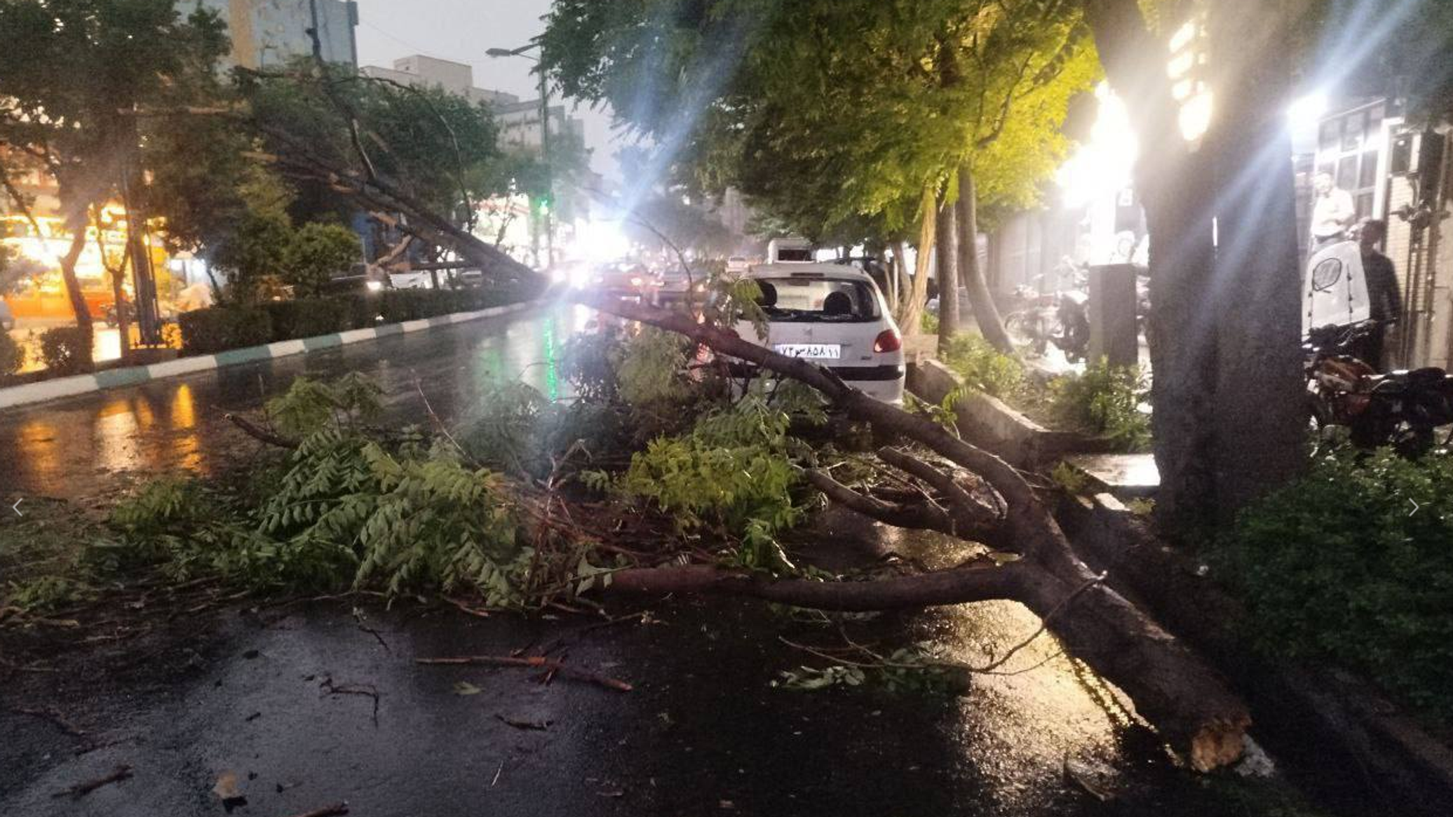 بعد كارثة جنوبي إيران... طهران تستيقظ على إعصار مدمر... فيديو