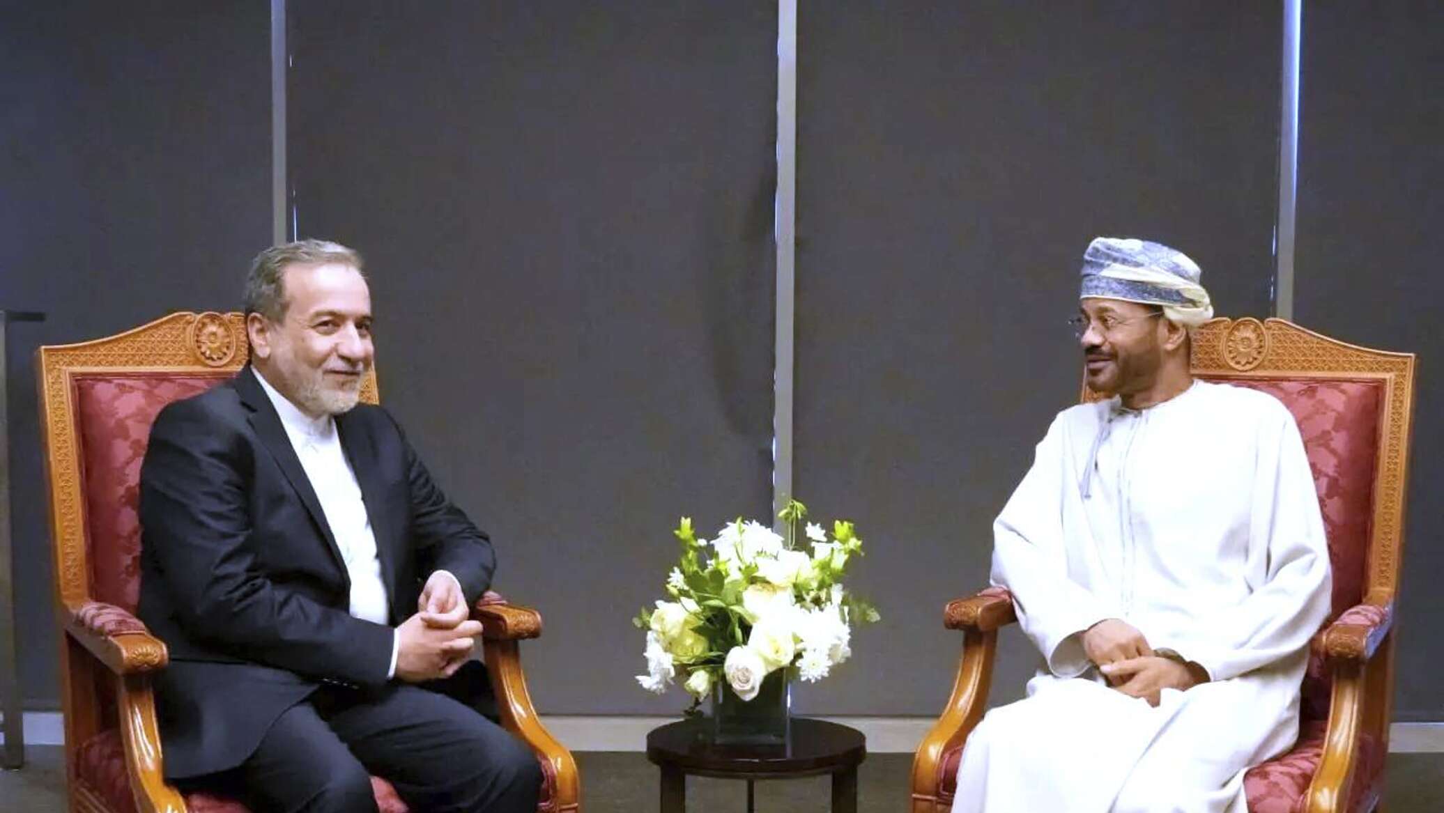 وزير الخارجية العماني يعلن موعد الجولة الخامسة من المحادثات النووية بين طهران وواشنطن