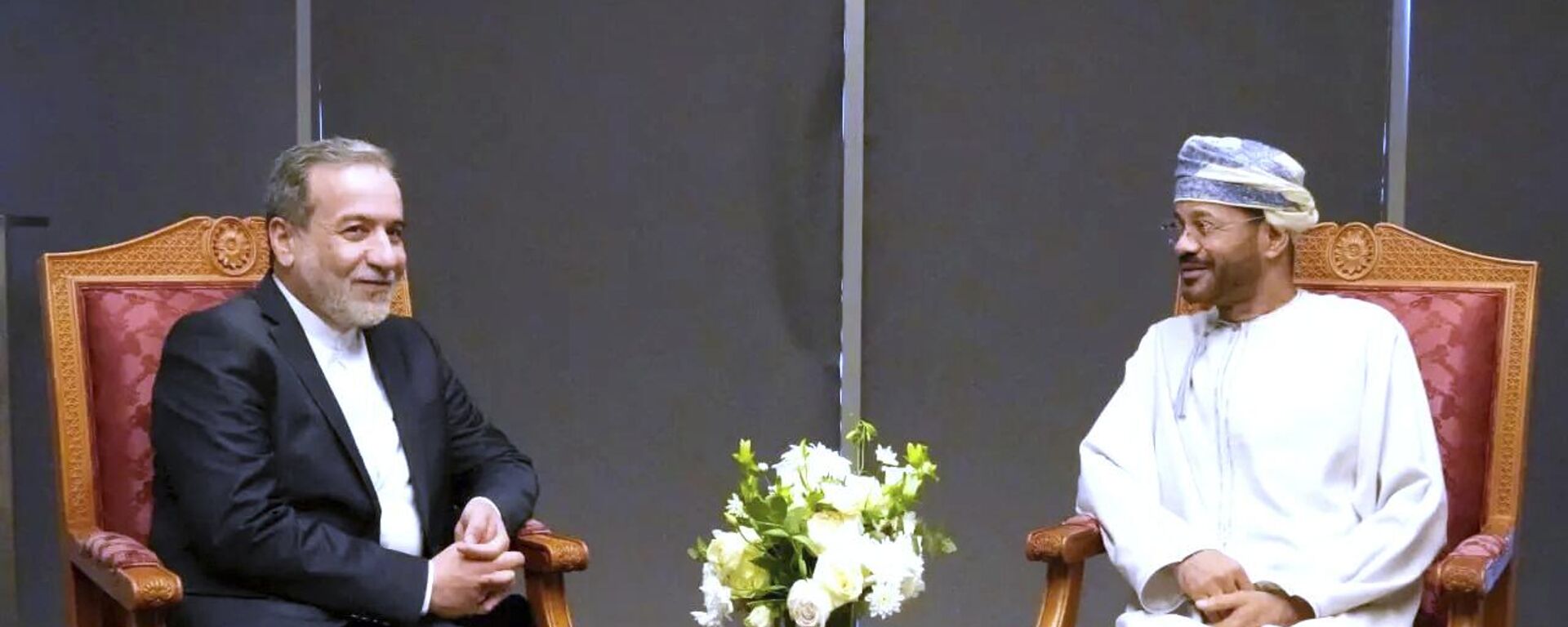 وزير الخارجية الإيراني عباس عراقجي (على اليسار)، ونظيره العُماني السيد بدر البوسعيدي قبيل المحادثات مع المبعوث الأمريكي - سبوتنيك عربي, 1920, 18.05.2025