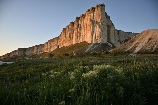 صورة تظهر جمال الصخرة البيضاء في منطقة بيلوغورسك. - سبوتنيك عربي
