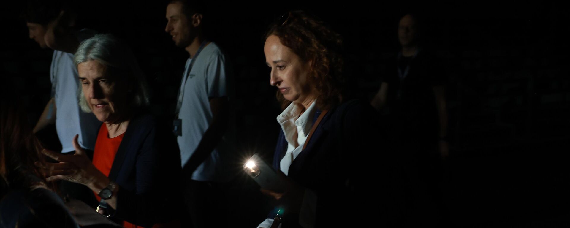 Люди используют свои телефонные фонарики, чтобы пройти по темным проходам во время общего отключения электроэнергии в седьмой день Mutua Madrid Open - سبوتنيك عربي, 1920, 29.04.2025