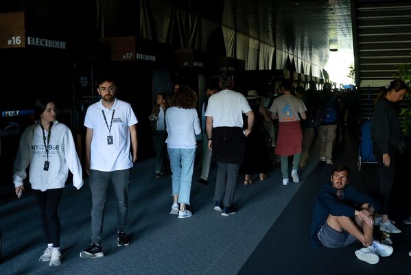 أثناء سير المشجعين عبر الممرات المظلمة في بطولة موتوا مدريد المفتوحة للتنس في لا كاخا ماجيكا في مدريد. - سبوتنيك عربي